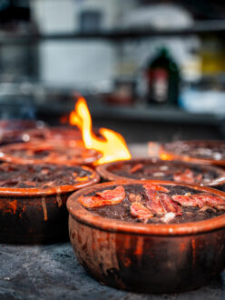 Feijoada do Bolinha é servida em duas versões, tradicional e magra (Divulgação)