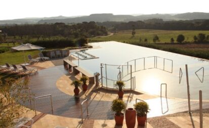 Lapinha Spa Vista da piscina voltada para a paisagem que circunda o Spa Lapinha (divulgação)