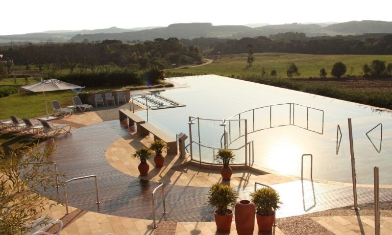 Lapinha Spa Vista da piscina voltada para a paisagem que circunda o Spa Lapinha (divulgação)
