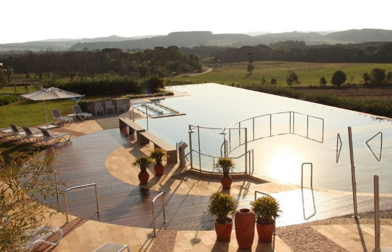 Lapinha Spa Vista da piscina voltada para a paisagem que circunda o Spa Lapinha (divulgação)