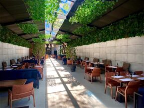 O amplo ambiente interno do restaurante convida a circular (divulgação)