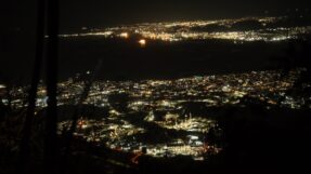 Vista noturna da Baixada Santista a partir da Serra do Mar