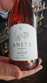Anita Rosato, feito pela vinícola ArteVIva para o Íz Restaurante, em Goiânia (divulgação)
