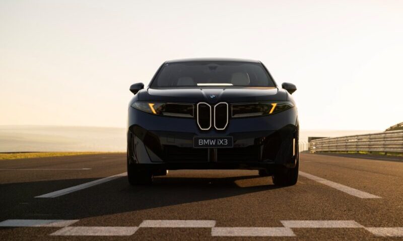 BMW iX3 50 xDrive começa a ser distribuído na rede de concessionárias da marca no Brasil (divulgação)