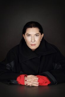 Marina Abramović em 2025 (foto: Marco Anelli, cortesia Luciana Brito Galeria)