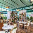 Vista do salão principal do restaurante em São Paulo com suas estantes de livros (divulgação)