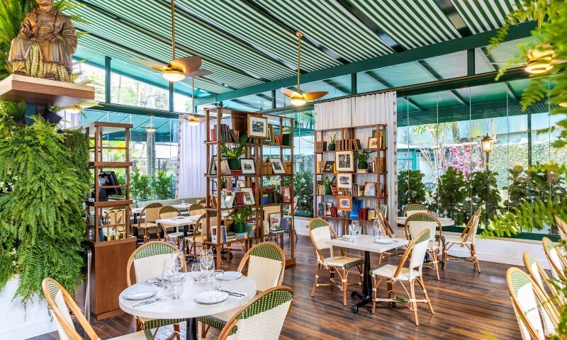 Vista do salão principal do restaurante em São Paulo com suas estantes de livros (divulgação)