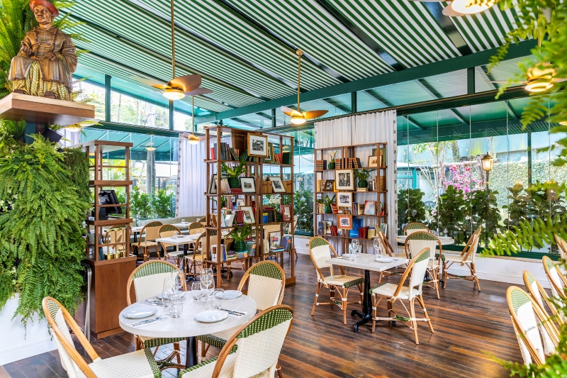 Vista do salão principal do restaurante em São Paulo com suas estantes de livros (divulgação)