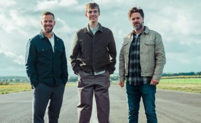 O novo trio de apresentadores de The Grand Tour: James Engelsman, Francis Bourgeois e Thomas Holland (Divulgação/Prime Video)