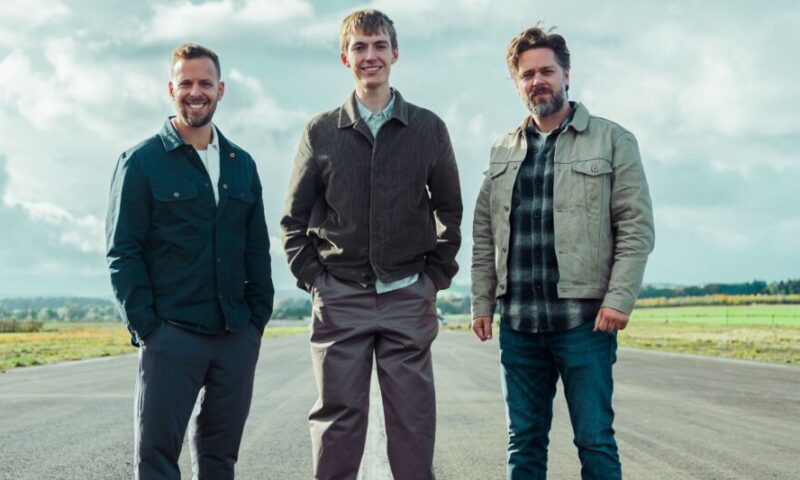 O novo trio de apresentadores de The Grand Tour: James Engelsman, Francis Bourgeois e Thomas Holland (Divulgação/Prime Video)