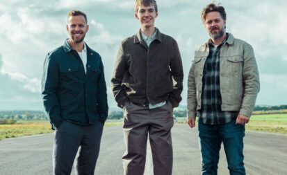 O novo trio de apresentadores de The Grand Tour: James Engelsman, Francis Bourgeois e Thomas Holland (Divulgação/Prime Video)