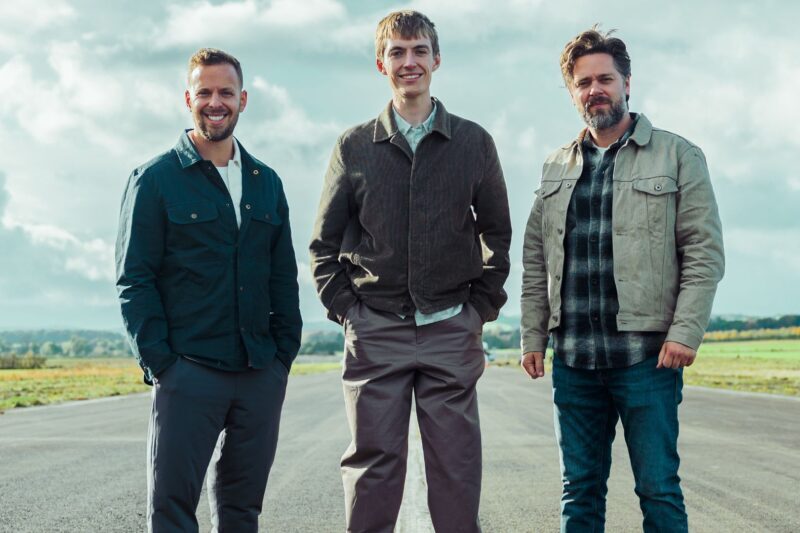 O novo trio de apresentadores de The Grand Tour: James Engelsman, Francis Bourgeois e Thomas Holland (Divulgação/Prime Video)