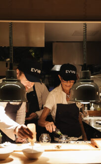 Dominique Crenn na cozinha do Evvai, em São Paulo (Divulgação)