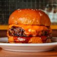 Hamburguer Pony Line, do Holy Burger, produzido com carne Dry Aged da Matura Meat (DIvulgação)