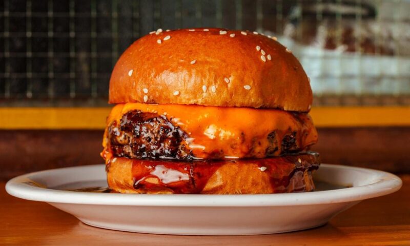 Hamburguer Pony Line, do Holy Burger, produzido com carne Dry Aged da Matura Meat (DIvulgação)