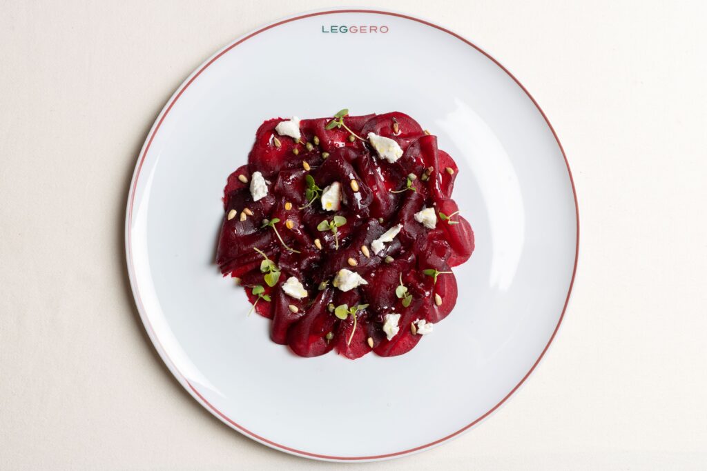 Carpaccio de beterraba é um dos destaques do novo menu (Divulgação/Bruno Geraldi)