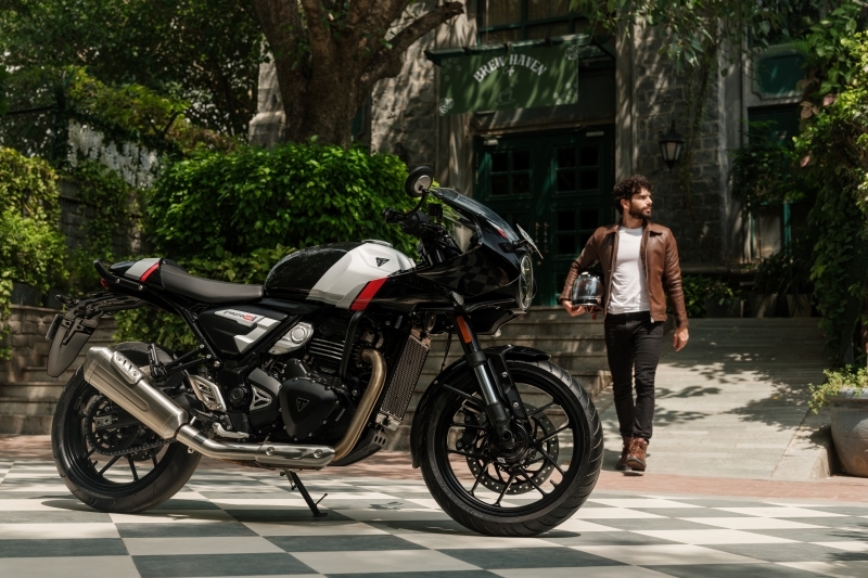 Triumph Thruxton 400 (divulgação)