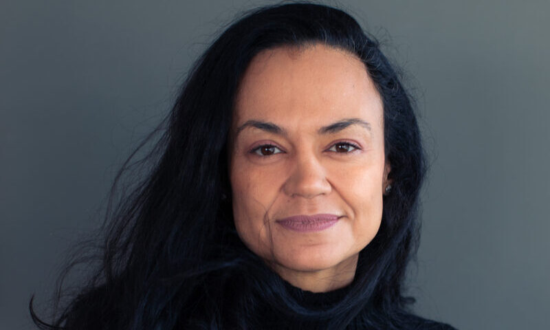 A escritora Paulliny Tort, autora de 