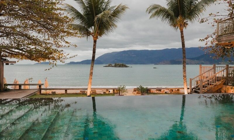 Piscina com vista para o mar do TW Guaimbê (divulgação)