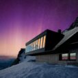 A Cabane Tortin com vislumbre da Aurora Boreal (foto: Albretch Voss/divulgação) Richard Branson