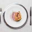 alex atala As mesas recebem toalhas longas, sous-plats e talheres de prata