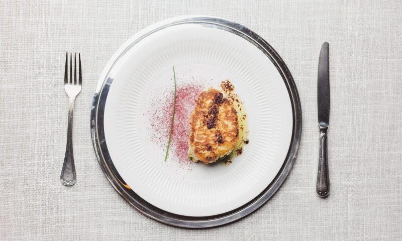 alex atala As mesas recebem toalhas longas, sous-plats e talheres de prata