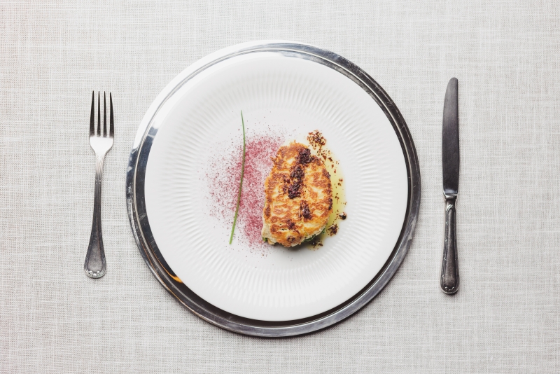 alex atala As mesas recebem toalhas longas, sous-plats e talheres de prata