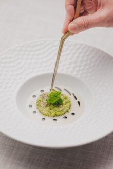 Um dos dez pratos do Menu Tradição do D.O.M. (divulgação)