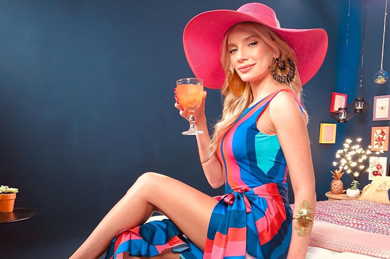 Apresentadora Maria Eugênia Suconic faz um brinde