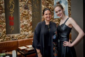 a designer yael sonia e a coordenadora de moda raquel radiske posam em frente a mesa com joias no kura izakaya